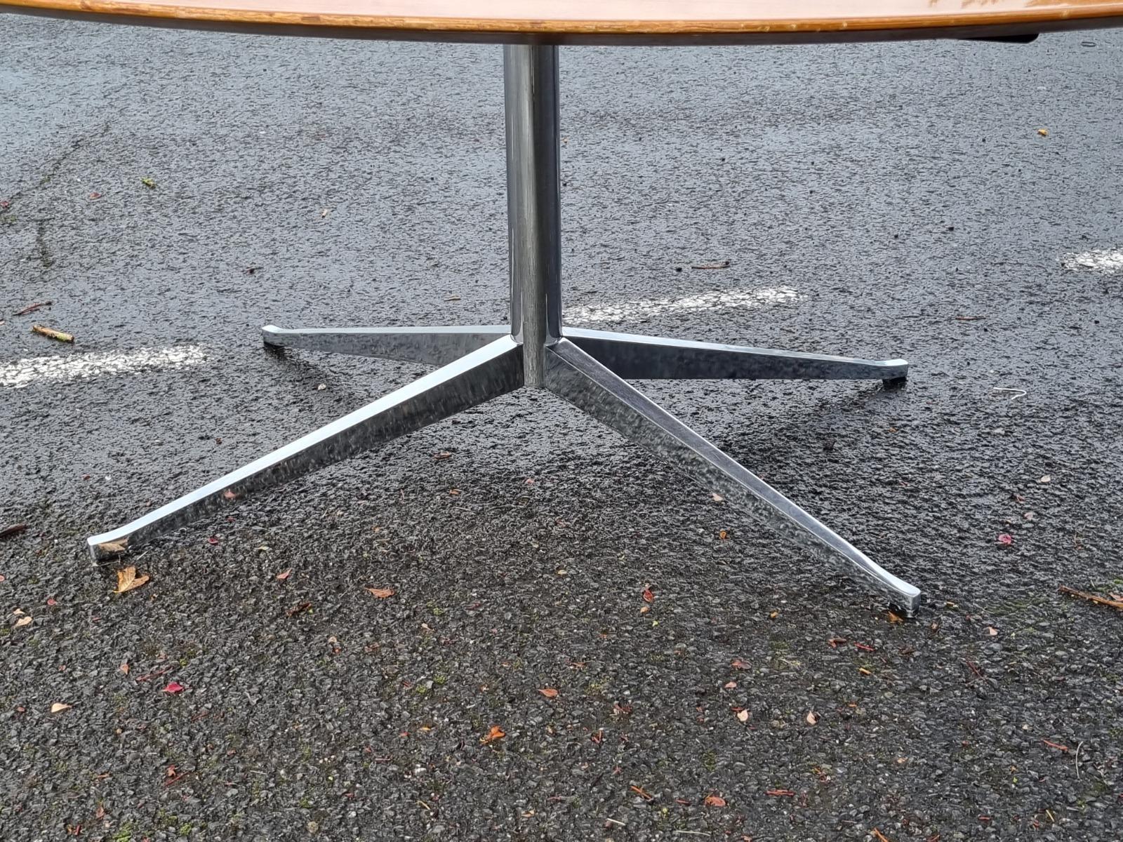 Florence Knoll table ovale 1960 design 